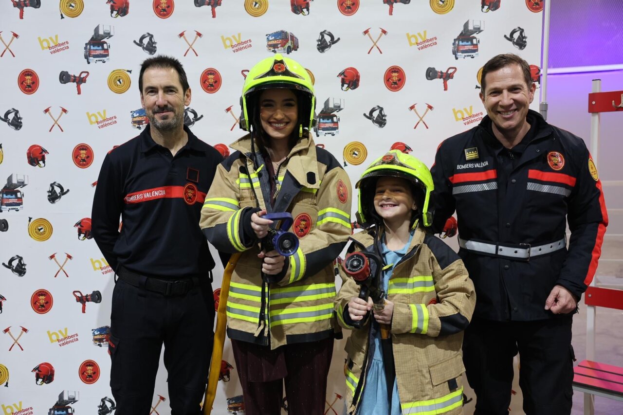 Personas en la inauguración de Expojove 2025 con trajes de bomberos