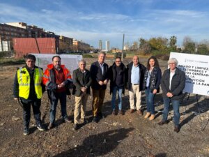 Funcionarios en la clausura del punto de escombros en Sedaví