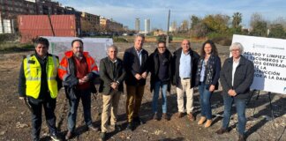 Funcionarios en la clausura del punto de escombros en Sedaví