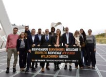 El 67% de los participantes del Maratón Valencia son de origen extranjero Grupo de personas dando la bienvenida al Maratón Valencia 2025