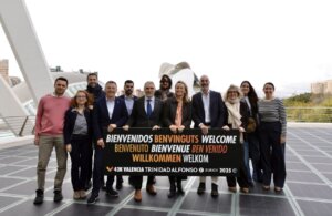 Grupo de personas dando la bienvenida al Maratón Valencia 2025