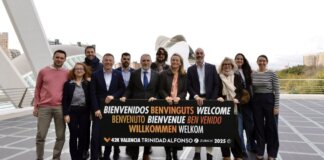 Grupo de personas dando la bienvenida al Maratón Valencia 2025