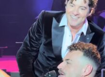 David Bisbal sorprende al torrentino Jonas Arcos al invitarle a cantar en su concierto en el Roig Arena David Bisbal y Jonas Arcos cantando en el Roig Arena