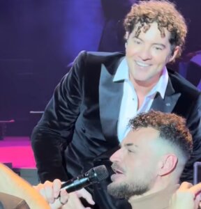 David Bisbal y Jonas Arcos cantando en el Roig Arena