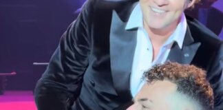 David Bisbal y Jonas Arcos cantando en el Roig Arena