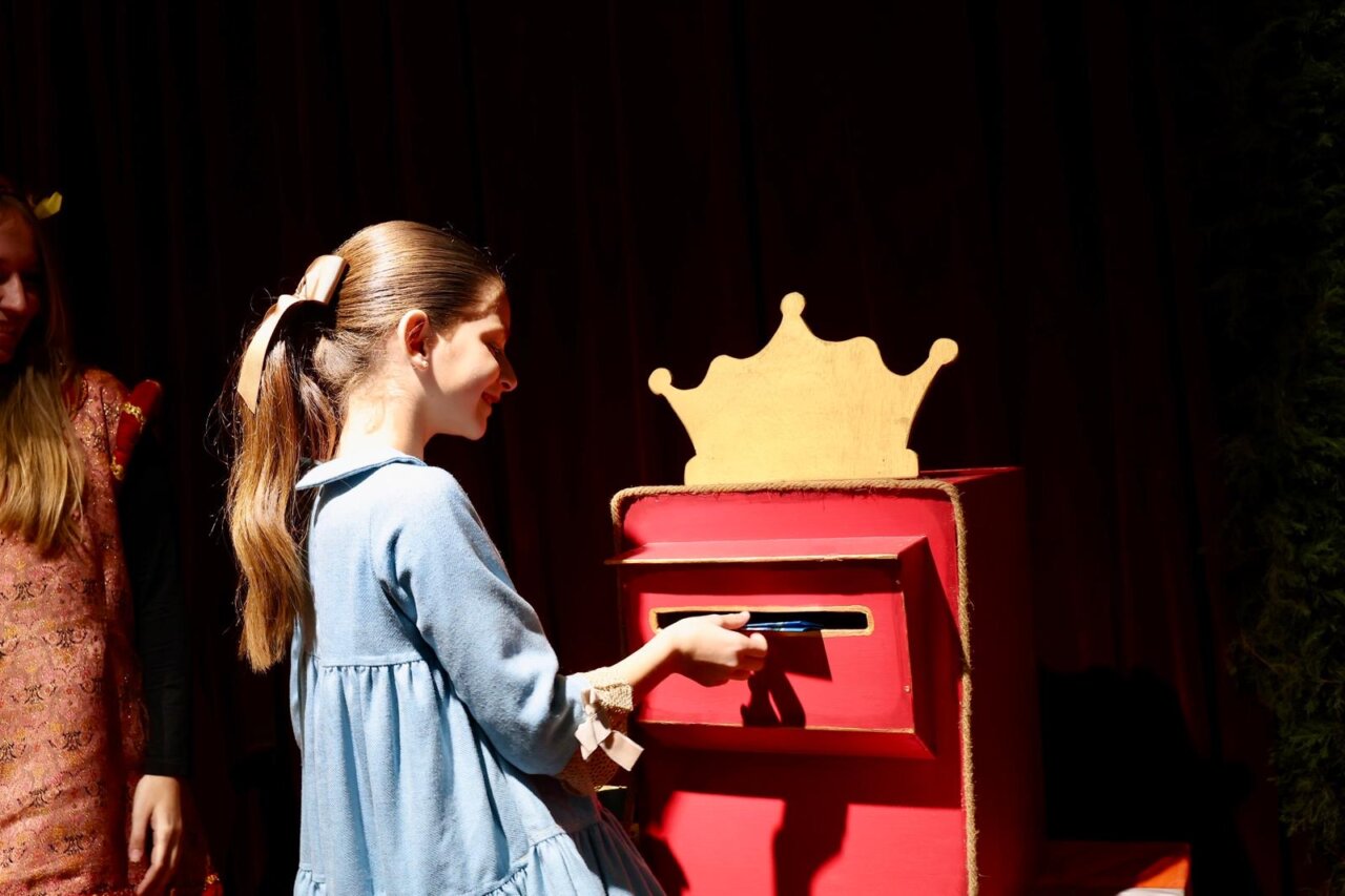 Niña interactuando con una caja de sugerencias en Expojove 2025