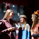 Tres mujeres conversando en la inauguración de Expojove 2025
