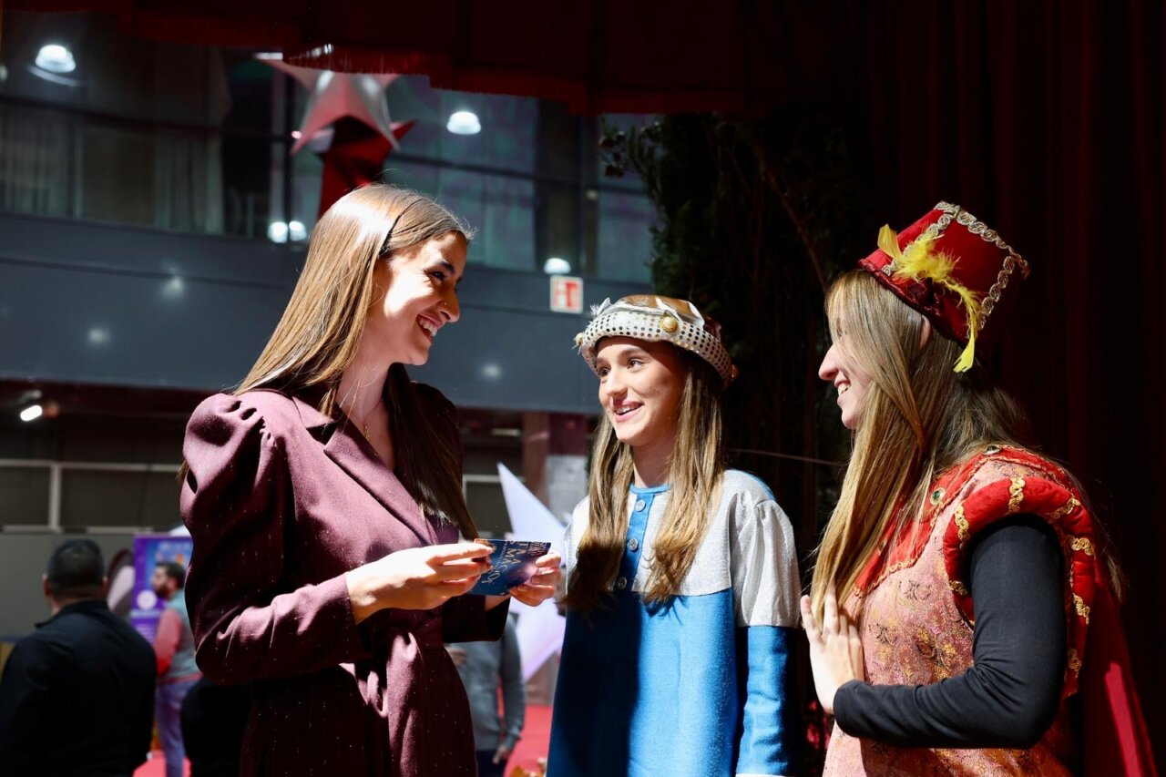 Tres mujeres conversando en la inauguración de Expojove 2025