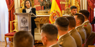 La ministra de Defensa entrega condecoraciones a militares de la UME