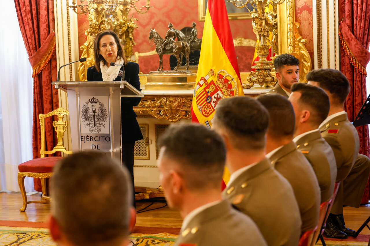 La ministra de Defensa entrega condecoraciones a militares de la UME