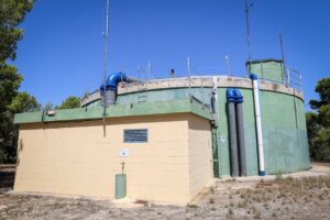 Depósito de agua municipal en Torrent, infraestructura esencial para el abastecimiento.