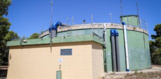 Depósito de agua municipal en Torrent, infraestructura esencial para el abastecimiento.