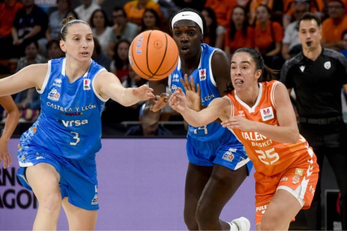 Jugadoras de Valencia Basket y Salamanca compiten por el balón en un partido de baloncesto.
