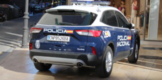 Vehículo de la Policía Nacional en una calle de València