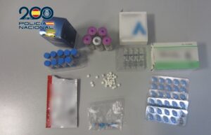 Sustancias anabolizantes y medicamentos en una mesa