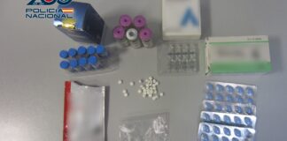 Sustancias anabolizantes y medicamentos en una mesa