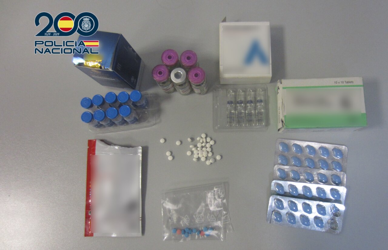 Agentes de la Policía Nacional mostrando sustancias confiscadas en Paterna.