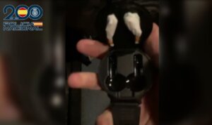 Auriculares con cocaína rosa ocultos en un reloj inteligente