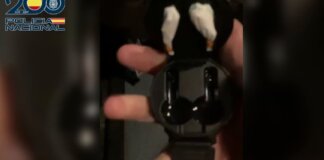 Auriculares con cocaína rosa ocultos en un reloj inteligente