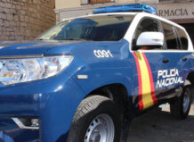 Detenido en Torrent el administrador de una empresa por venta ilegal de entradas para GP de motociclismo Vehículo de la Policía Nacional en una operación de detención