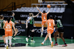 Jugadoras de Valencia Basket en acción durante un partido contra Badalona.