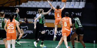 Jugadoras de Valencia Basket en acción durante un partido contra Badalona.
