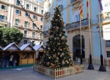 La Diputació de València da voz a la Navidad con cuatro nuevos cuentos en valenciano en podcast y digital Árbol de Navidad decorado en la Diputación de Valencia