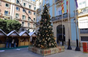 Árbol de Navidad decorado en la Diputación de Valencia