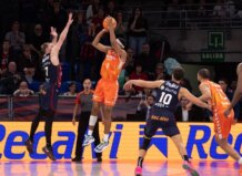 Kameron Taylor lanzando a canasta en un partido de baloncesto.
