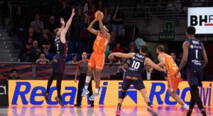 Kameron Taylor lanzando a canasta en un partido de baloncesto.