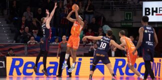 Kameron Taylor lanzando a canasta en un partido de baloncesto.