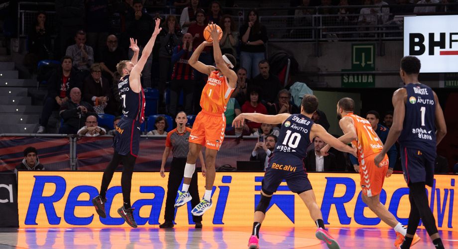 Kameron Taylor lanzando a canasta en un partido de baloncesto.
