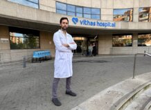 Médico en bata de laboratorio frente al hospital Vithas