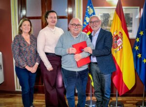 Entrega de documentos históricos en el Ayuntamiento de Alboraya