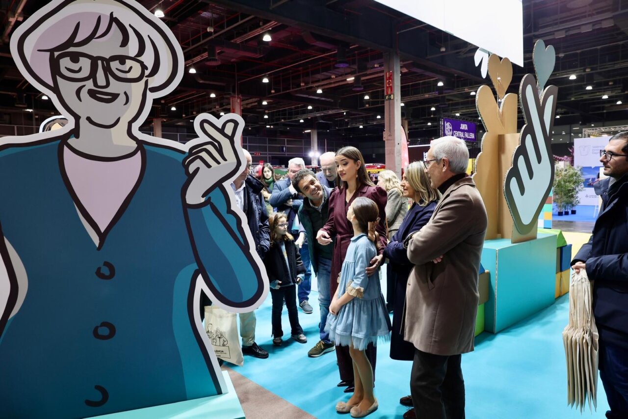 Personas observando una figura en la inauguración de Expojove 2025