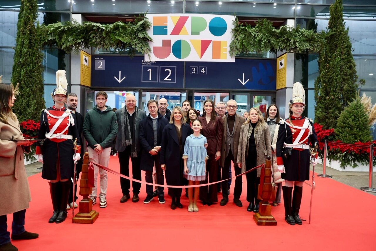 Grupo de personas en la inauguración de Expojove 2025 con decoración festiva