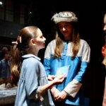 Niñas conversando en la inauguración de Expojove 2025