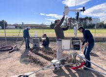 El IVIA instala una estación agrometeorológica en la UPV para informar del tiempo a los agricultores de l’Horta Nord Técnicos instalando una estación agrometeorológica en la Universitat Politècnica de València