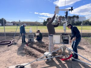 Técnicos instalando una estación agrometeorológica en la Universitat Politècnica de València