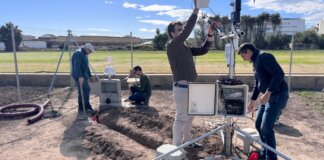 Técnicos instalando una estación agrometeorológica en la Universitat Politècnica de València