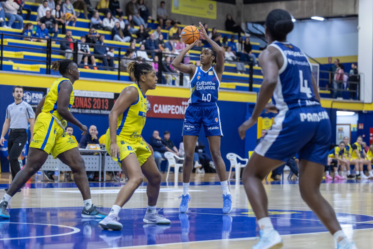 Jugadora del Valencia Basket lanzando a canasta en el Roig Arena