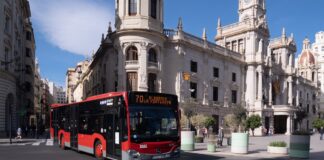 Autobús de la EMT circulando por el centro de Valencia