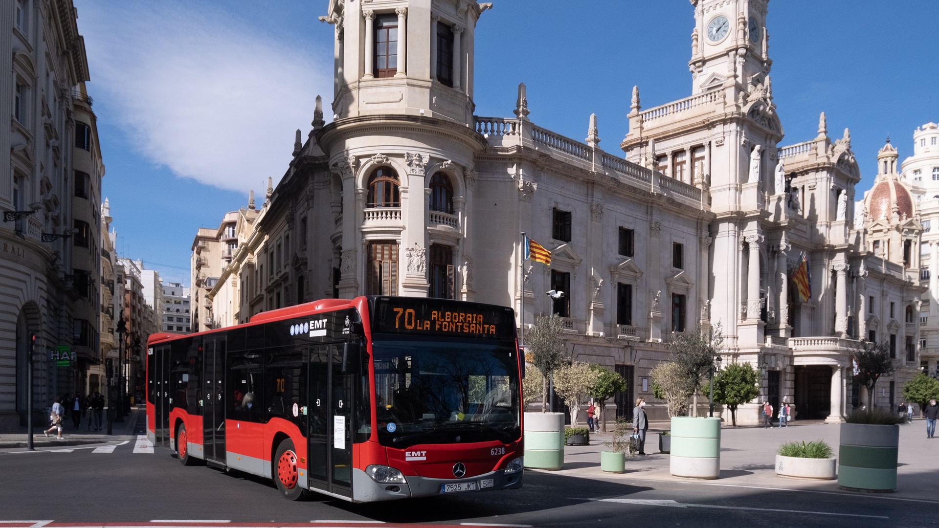 Autobús de la EMT circulando por el centro de Valencia