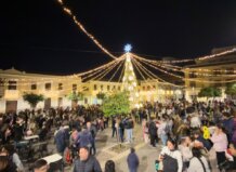 Paterna da la bienvenida a la Navidad con el tradicional encendido de luces Multitud celebrando el encendido del árbol de Navidad en Paterna