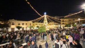Multitud celebrando el encendido del árbol de Navidad en Paterna