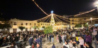 Multitud celebrando el encendido del árbol de Navidad en Paterna