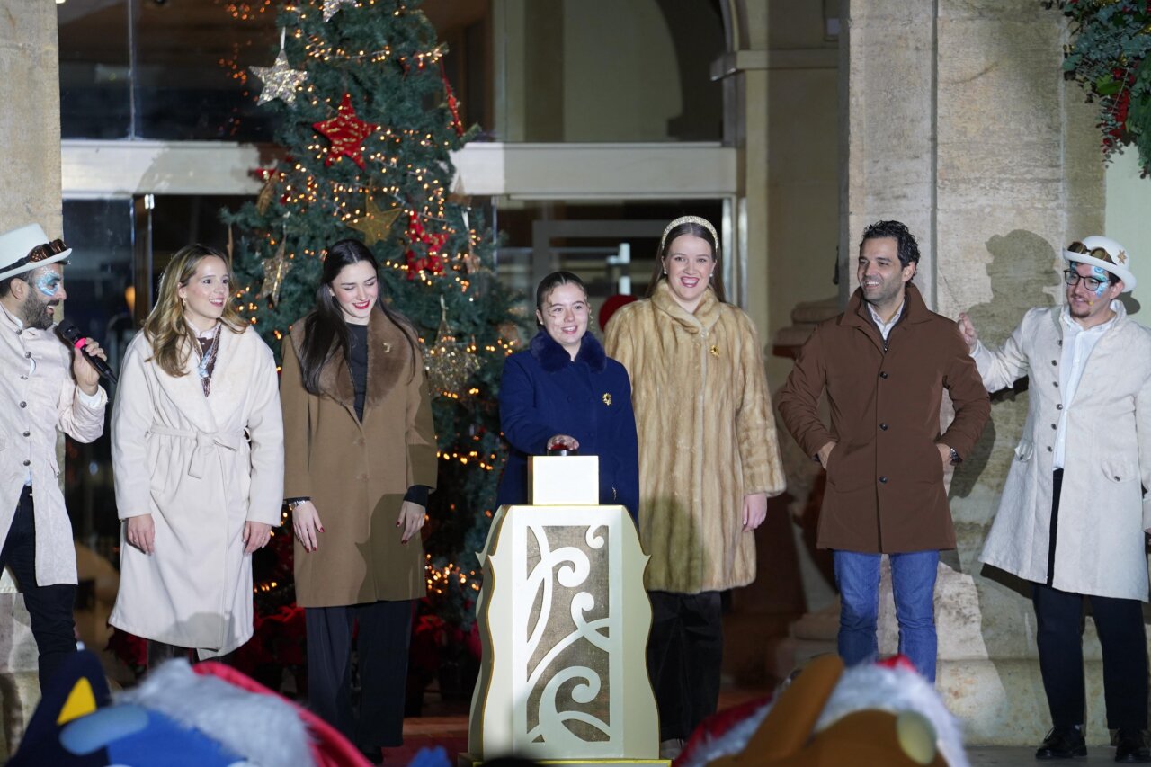 Acto del encendido de luces de Navidad con falleras mayores y reina