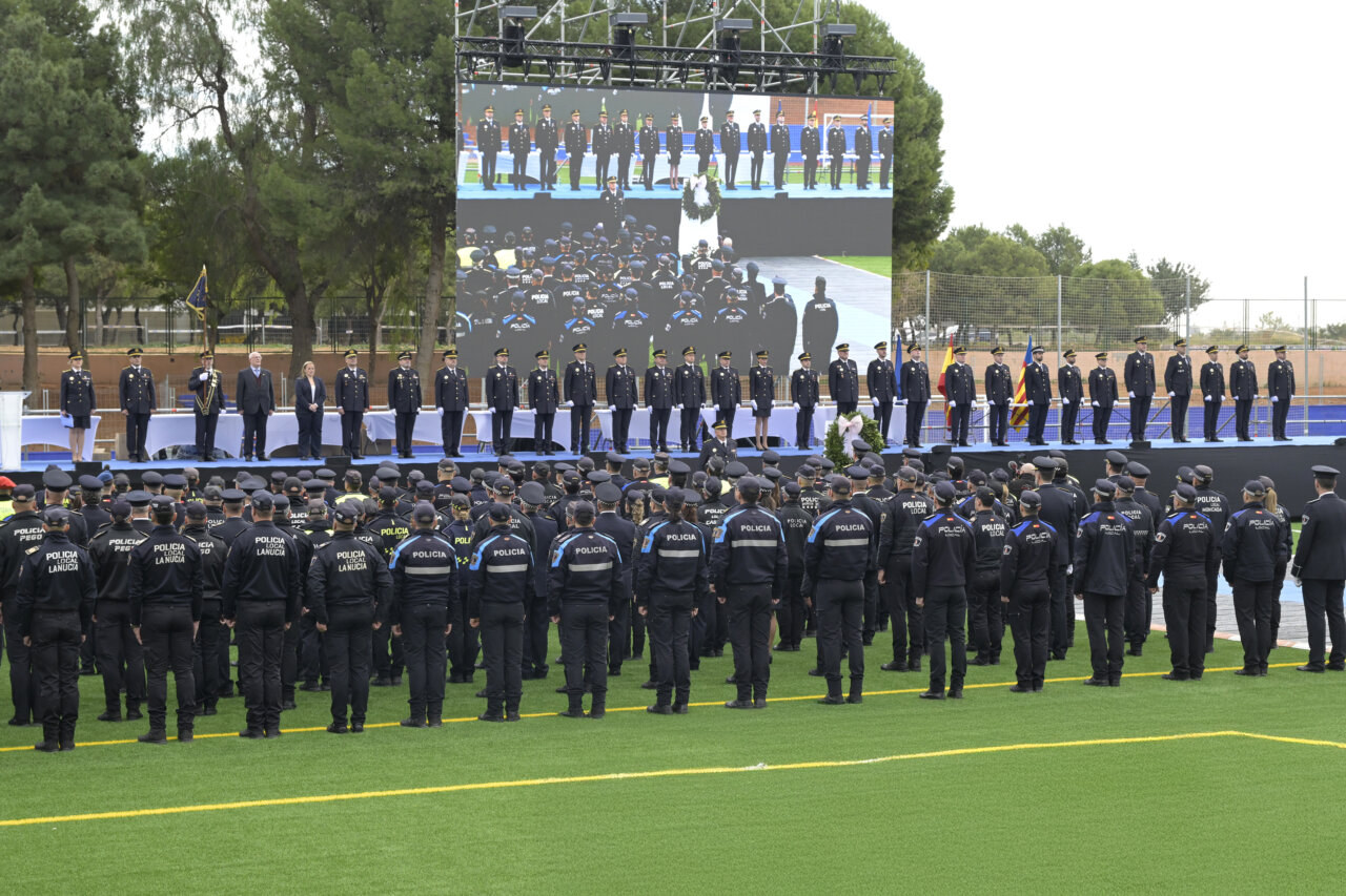 Ceremonia de entrega de medallas a la ciudadanía y cuerpos policiales en Paiporta.