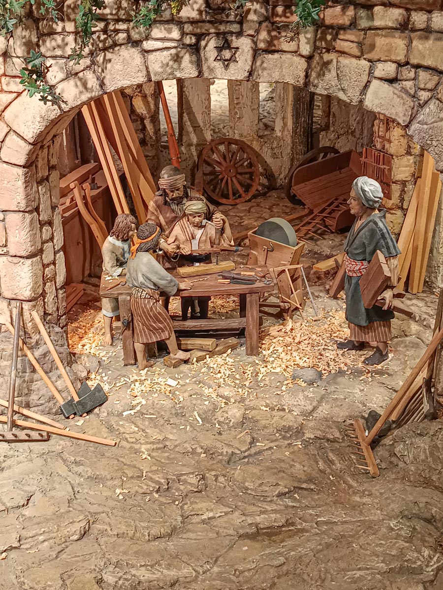 Grupo de personas trabajando en un taller antiguo con herramientas