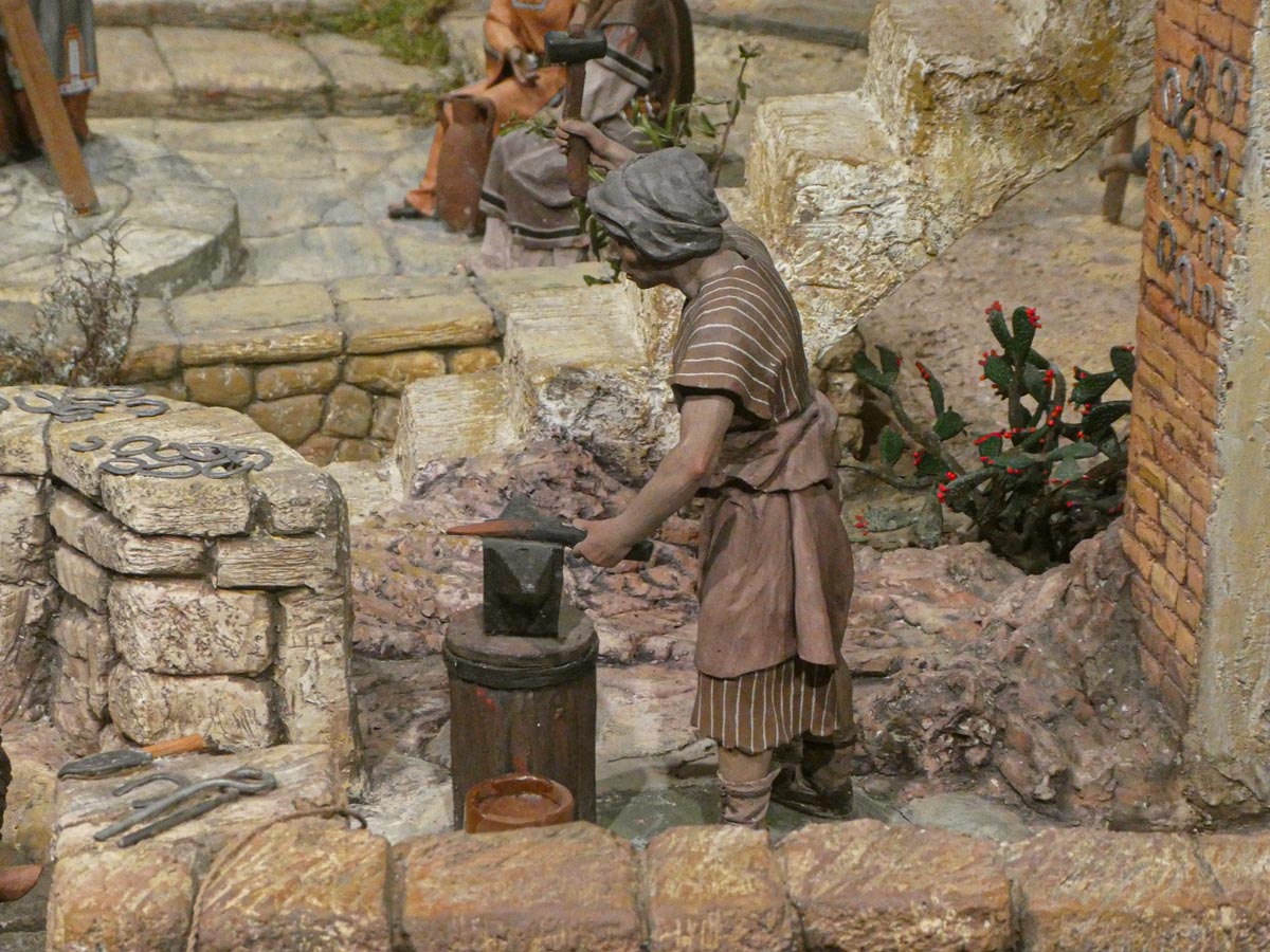 Escena de un artesano herrero trabajando en su taller.